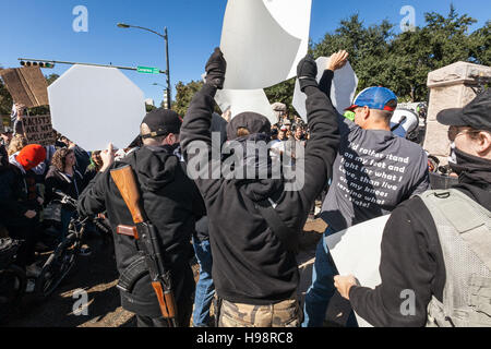 Austin, TX, Stati Uniti d'America. Xix Nov, 2016. I membri di un bianco vive la materia oggetto di scherno di gruppo contro-dimostranti presso la capitale dello stato di Austin, TX. Il contatore manifestanti, la numerazione in centinaia di persone sono state tenute separate da una dozzina di vita bianco importa i membri di Austin e di polizia dello Stato del Texas Troopers. Credito: Rustin Gudim/ZUMA filo/Alamy Live News Foto Stock