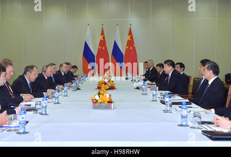 Lima, Perù. Xix Nov, 2016. Il presidente cinese Xi Jinping incontra il suo omologo russo Vladimir Putin a Lima in Perù, nov. 19, 2016. Credito: Li Tao/Xinhua/Alamy Live News Foto Stock