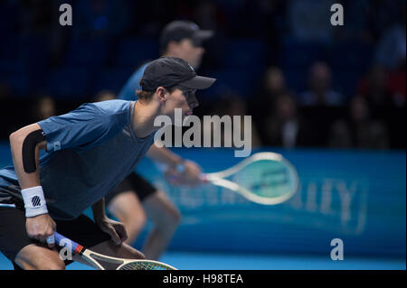 L'O2, Londra, Regno Unito. Il 19 Novembre, 2016. Semi-finale raddoppia corrispondono, Bob BRYAN (USA) e Mike Bryan (USA) sono sconfitti da Henri Kontinen (FIN) e John Peers (AUS). Mike Bryan (sinistra), Bob BRYAN (a destra). Credito: sportsimages/Alamy Live News. Foto Stock