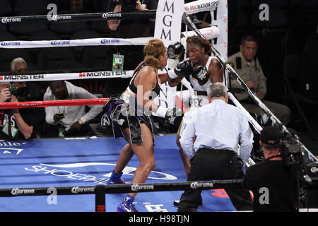 Las Vegas, Nevada, USA. Xix Nov, 2016. Clarissa scudi vince il suo professionale pugilato debutto su Novembre 19, 2016 a T-Mobile Arena di Las Vegas, Nevada © Marcel Thomas/ZUMA filo/Alamy Live News Foto Stock