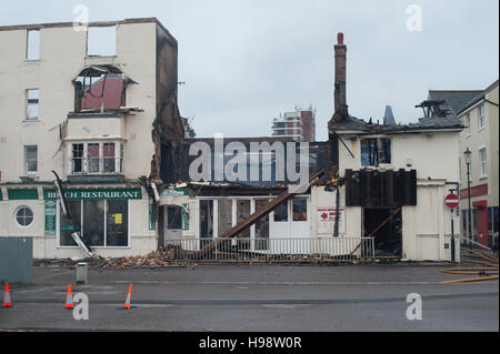 Un incendio danneggiato edificio crollato dopo un grave incendio a Bognor, UK. Foto Stock