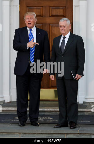 Bedminster Township, New Jersey. Xix Nov, 2016. Stati Uniti presidente-eletto Donald Trump (L) stringe la mano con il Generale James N. Mattis, US Marine Corps, pensionato, (R) alla clubhouse di Trump International Golf Club, Novembre 19, 2016 in Bedminster Township, New Jersey. Gen. Mattis si dice di essere un forte candidato per il Segretario della Difesa in entrata Trump Amministrazione. Credito: Aude Guerrucci/Piscina via CNP - nessun filo SERVICE - - nessun filo SERVICE - Credit: dpa/Alamy Live News Foto Stock