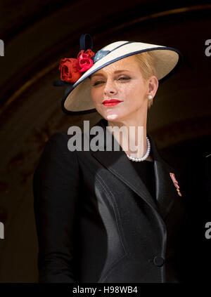 Monaco, Monaco. Xix Nov, 2016. La principessa Charlene al balcone del palazzo reale durante la festa nazionale nel Principato di Monaco, 19 novembre 2016. Foto: Patrick van Katwijk/ point de vue fuori - nessun filo SERVICE -/dpa/Alamy Live News Foto Stock