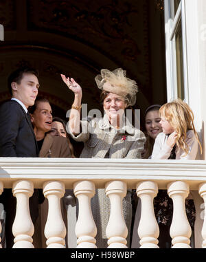 Monaco, Monaco. Xix Nov, 2016. La Principessa Caroline, Principessa Stephanie, Louis Ducruet e Beatrice Borromeo al balcone del palazzo reale durante la festa nazionale nel Principato di Monaco, 19 novembre 2016. Foto: Patrick van Katwijk - nessun filo SERVICE -/dpa/Alamy Live News Foto Stock