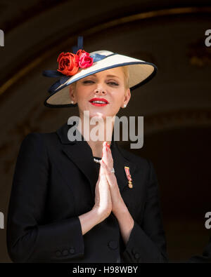 Monaco, Monaco. Xix Nov, 2016. La principessa Charlene al balcone del palazzo reale durante la festa nazionale nel Principato di Monaco, 19 novembre 2016. Foto: Patrick van Katwijk/ point de vue fuori - nessun filo SERVICE -/dpa/Alamy Live News Foto Stock