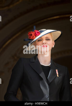 Monaco, Monaco. Xix Nov, 2016. La principessa Charlene al balcone del palazzo reale durante la festa nazionale nel Principato di Monaco, 19 novembre 2016. Foto: Patrick van Katwijk/ point de vue fuori - nessun filo SERVICE -/dpa/Alamy Live News Foto Stock