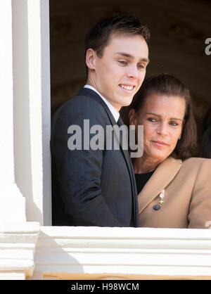 Monaco, Monaco. Xix Nov, 2016. La Principessa Stephanie e Louis Ducruet al balcone del palazzo reale durante la festa nazionale nel Principato di Monaco, 19 novembre 2016. Foto: Patrick van Katwijk/ point de vue fuori - nessun filo SERVICE -/dpa/Alamy Live News Foto Stock