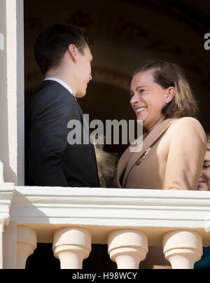 Monaco, Monaco. Xix Nov, 2016. La Principessa Stephanie e Louis Ducruet al balcone del palazzo reale durante la festa nazionale nel Principato di Monaco, 19 novembre 2016. Foto: Patrick van Katwijk/ point de vue fuori - nessun filo SERVICE -/dpa/Alamy Live News Foto Stock