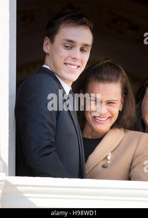 Monaco, Monaco. Xix Nov, 2016. La Principessa Stephanie e Louis Ducruet al balcone del palazzo reale durante la festa nazionale nel Principato di Monaco, 19 novembre 2016. Foto: Patrick van Katwijk/ point de vue fuori - nessun filo SERVICE -/dpa/Alamy Live News Foto Stock