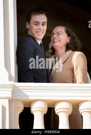 Monaco, Monaco. Xix Nov, 2016. La Principessa Stephanie e Louis Ducruet al balcone del palazzo reale durante la festa nazionale nel Principato di Monaco, 19 novembre 2016. Foto: Patrick van Katwijk/ point de vue fuori - nessun filo SERVICE -/dpa/Alamy Live News Foto Stock