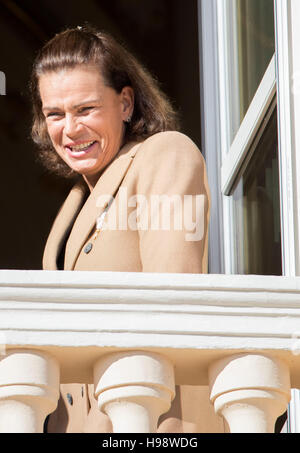 Monaco, Monaco. Xix Nov, 2016. La Principessa Stephanie e Louis Ducruet al balcone del palazzo reale durante la festa nazionale nel Principato di Monaco, 19 novembre 2016. Foto: Patrick van Katwijk/ point de vue fuori - nessun filo SERVICE -/dpa/Alamy Live News Foto Stock