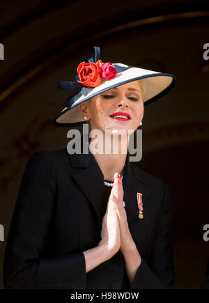 Monaco, Monaco. Xix Nov, 2016. La principessa Charlene al balcone del palazzo reale durante la festa nazionale nel Principato di Monaco, 19 novembre 2016. Foto: Patrick van Katwijk/ point de vue fuori - nessun filo SERVICE -/dpa/Alamy Live News Foto Stock