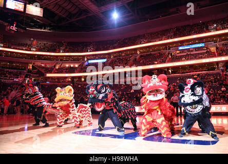 Washington, Stati Uniti d'America. Xix Nov, 2016. La gente guarda la performance di danza leone durante l'evento di "Bella Cina notte', celebrando " CINA - STATI UNITI Turismo Anno 2016' in Washington, DC, capitale degli Stati Uniti, su nov. 19, 2016. © Yin Bogu/Xinhua/Alamy Live News Foto Stock