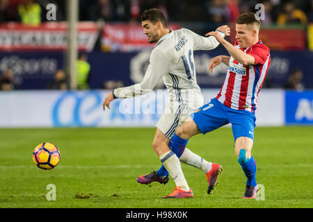 Madrid, Spagna. Xx Novembre, 2016. Kevin Gameiro (a. Madrid) e Mateo Kovacic (Real Madrid) competere per la palla durante la Liga match tra Atletico de Madrid e il Real Madrid ha giocato al Estadio Vicente Calderon, Madrid Credito: Russell Prezzo/Alamy Live News Foto Stock