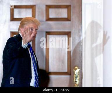 Bedminster, STATI UNITI D'AMERICA. Xix Nov, 2016. Stati Uniti presidente-eletto Donald Trump ritorna alla clubhouse di Trump International Golf Club, Novembre 19, 2016 in Bedminster Township, New Jersey. Credito: MediaPunch Inc/Alamy Live News Foto Stock