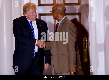 Bedminster, STATI UNITI D'AMERICA. Xix Nov, 2016. Stati Uniti presidente-eletto Donald Trump (L) scuote le mani con Bob Woodson (R) alla clubhouse di Trump International Golf Club, Novembre 19, 2016 in Bedminster Township, New Jersey. Credito: MediaPunch Inc/Alamy Live News Foto Stock