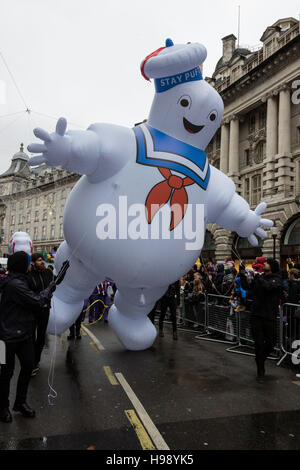 Londra, Regno Unito. Il 20 novembre 2016. Gonfiabile grande uomo dei marshmallow da Ghostbusters. Il 2016 Natale Hamleys Toy Parade avviene lungo Regent Street, che andò e priva di traffico per il giorno. La sfilata organizzata dal famoso negozio di giocattoli Hamleys featured su molti della nazione di figli prediletti di caratteri lungo con animatori, una Marching Band e palloncini giganti. Il corteo è modellata su Macy's annuale di Thanksgiving Parade di New York. Credito: Bettina Strenske/Alamy Live News Foto Stock