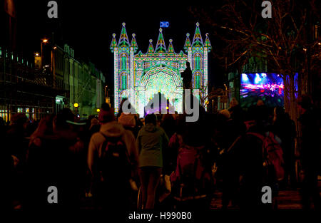 Edimburgo, Scozia, Regno Unito. Xx Nov, 2016. La strada della luce ritorna dopo una spettacolare ricezione in 2015 la serie di eventi che si illumina di Edimburgo di George Street questo Natale. Il lancio su luce notte (20 novembre) e in esecuzione dal 21 novembre alla vigilia di Natale, un impianto architettonico di oltre 60.000 luci corre lungo la West End della città. Foto Stock
