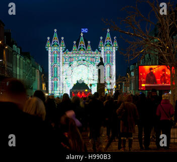 Edimburgo, Scozia, Regno Unito. Xx Nov, 2016. La strada della luce ritorna dopo una spettacolare ricezione in 2015 la serie di eventi che si illumina di Edimburgo di George Street questo Natale. Il lancio su luce notte (20 novembre) e in esecuzione dal 21 novembre alla vigilia di Natale, un impianto architettonico di oltre 60.000 luci corre lungo la West End della città. Foto Stock