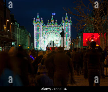Edimburgo, Scozia, Regno Unito. Xx Nov, 2016. La strada della luce ritorna dopo una spettacolare ricezione in 2015 la serie di eventi che si illumina di Edimburgo di George Street questo Natale. Il lancio su luce notte (20 novembre) e in esecuzione dal 21 novembre alla vigilia di Natale, un impianto architettonico di oltre 60.000 luci corre lungo la West End della città. Foto Stock