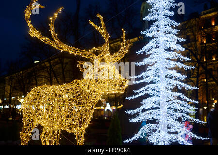 Helsinki, Finlandia. Xx Nov, 2016. Il Natale seasone inizia a Helsinki. Le luci di Natale sono accesi 20 Novembre 2016 a Helsinki in Finlandia Credito: Mikhail Olykaynen/Alamy Live News Foto Stock