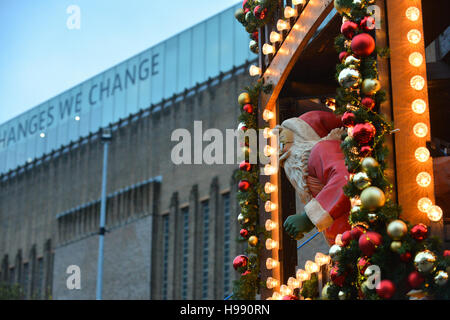 La Tate Modern di Londra, Regno Unito. Xx Novembre 2016. L annuale mercatino di Natale e della fiera al di fuori della galleria d'arte Tate Modern. Foto Stock