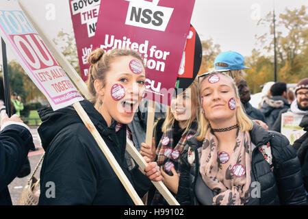 Londra, Regno Unito. Xix Nov, 2016. Studenti presso l'Unione Nazionale di studenti uniti per l'istruzione protesta nel centro di Londra. Credito: Giacobbe Sacks-Jones/Alamy Live News. Foto Stock