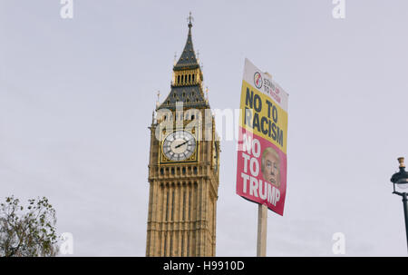 Londra, Regno Unito. Xix Nov, 2016. Un 'no al razzismo - No al Trump' segno è tenuto al di fuori della sede del Parlamento nel centro di Londra, durante l'Unione Nazionale di studenti uniti per l'istruzione di dimostrazione. Credito: Giacobbe Sacks-Jones/Alamy Live News. Foto Stock