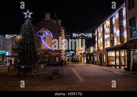 Keswick, Cumbris, Regno Unito, 20 novembre 2016, le luci di Natale sulle città Sala controverso, in Keswick cravatta nella città di affiliazione con la Cumbria credito Mountainis: David Billinge/Alamy Live News Foto Stock