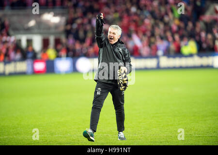 Norvegia, Oslo, 20 novembre 2016. Rosenborg Manager Kaare Ingebrigtsen (Kåre Ingebrigtsen) celebra la vittoria in coppa. Rosenborg ha vinto la partita 0-4 e così vincere il doppio di questa stagione. Foto Stock