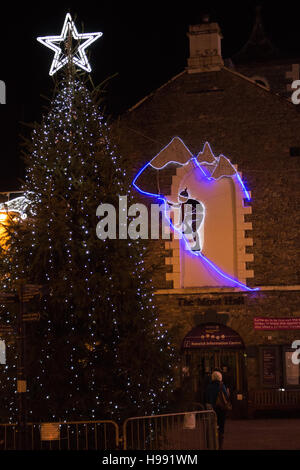 Keswick, Cumbria, Regno Unito, 20 novembre 2016, le luci di Natale sulle città Sala controverso, in Keswick cravatta nella città di affiliazione con il Mountainis pennini Foto Stock