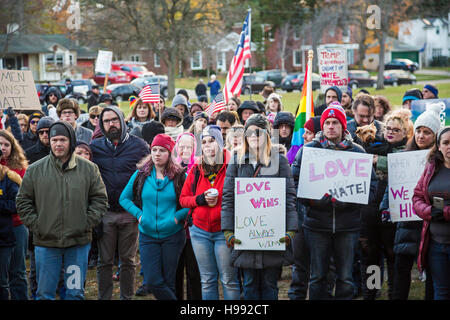 Ferndale, Michigan, Stati Uniti d'America. Xx Nov, 2016. In reazione alla elezione di Donald Trump, centinaia hanno aderito all'Ferndale amore marzo nella zona suburbana di Detroit. Gli organizzatori ha detto che si trattava di un "tranquilla passeggiata di solidarietà a sostegno di un'altra.' Credit: Jim West/Alamy Live News Foto Stock