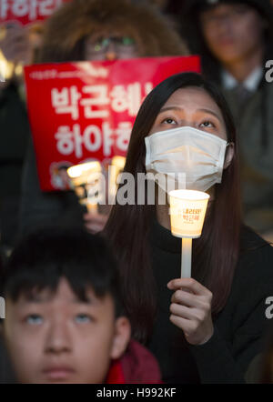 Corea del Sud la politica, Nov 19, 2016 : Le persone che frequentano una protesta esigente dimissioni del presidente sud-coreano Park Geun-hye a Seul, in Corea del Sud. Circa 1 milioni di persone hanno partecipato a una cena a lume di candela a rally in tutta la Corea del Sud il sabato alla richiesta di dimissioni del Presidente Park, la cui longtime amico Choi presto-sil e il suo vicino ai segretari avrebbe influenzato in una varietà di affari di stato. Choi è stato arrestato con l'accusa di frode e abuso di potere agli inizi di novembre i media locali hanno riferito. President Park è sospettato di avere svolto un ruolo nella corruzione e influenza-peddling regime di Choi e il suo k Foto Stock