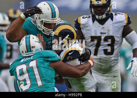 Los Angeles, FL, Stati Uniti d'America. Xx Nov, 2016. Delfini di Miami sulla difensiva affrontare Ndamukong Suh (93) e difensivo fine Cameron Wake (91) Sacco Los Angeles Rams quarterback Jared Goff (16). Miami Dolphins vs. Los Angeles Rams. Los Angeles Memorial Coliseum. Los Angeles, CA. 11/20/16. Fotografo personale di Jim Rassol Credito: Sun-Sentinel/ZUMA filo/Alamy Live News Foto Stock