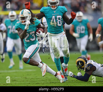 Los Angeles, FL, Stati Uniti d'America. Xx Nov, 2016. Miami Dolphins running back Jay Ajayi (23) rompe gratuito per un grande eseguito nel primo trimestre. Miami Dolphins vs. Los Angeles Rams. Los Angeles Memorial Coliseum. Los Angeles, CA. 11/20/16. Fotografo personale di Jim Rassol Credito: Sun-Sentinel/ZUMA filo/Alamy Live News Foto Stock