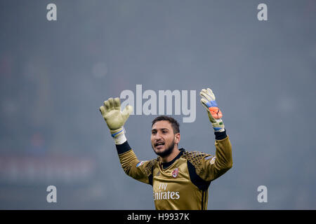 Milano, Italia. 20 novembre: Gianluigi Donnarumma di AC Milano festeggia dopo un gol del Milan durante la serie di una partita di calcio tra AC Milan e FC Internazionale. Foto Stock