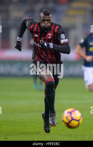 Milano, Italia. 20 novembre: M'Baye Niang del Milan in azione durante la serie di una partita di calcio tra AC Milan e FC Internazionale. Foto Stock