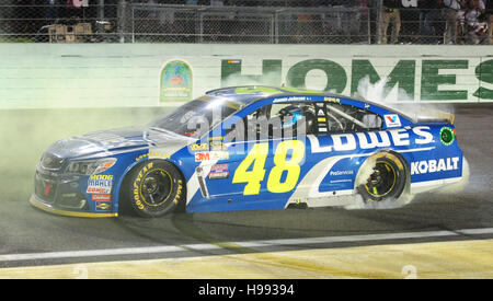 Homestead, FL, Stati Uniti d'America. Xx Nov, 2016. Jimmie Johnson festeggia conquistando la Ford EcoBoost 400 NASCAR Sprint Cup gara di campionato, domenica, nov. 20, 2016 a Homestead Credito: Sun-Sentinel/ZUMA filo/Alamy Live News Foto Stock