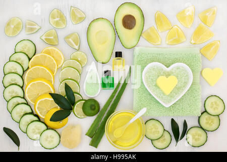 Ingredienti per la cura della pelle di trattamento di bellezza con il cetriolo, aloe vera, avocado e agrumi con olio essenziale, esfoliante sale e flanelle su dis Foto Stock