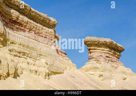 Impressionanti canyon naturale nel Namibe deserto dell'Angola. L'arenaria è stato eroso nel corso di migliaia di anni nelle sue forme attuali. Foto Stock