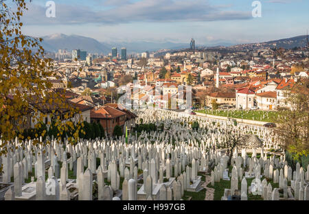 Kovaci cimitero di guerra e la città di Sarajevo panorama Foto Stock