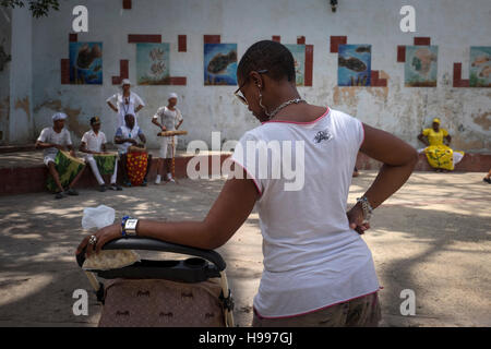 L'Avana, Cuba: Santeria ballerini e osservatori Foto Stock