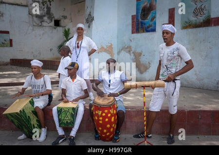 L'Avana, Cuba: Santeria ballerini e osservatori Foto Stock