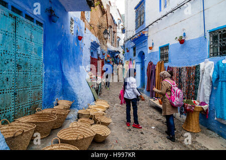 La vita di strada nella Medina, Chefchaouen, Marocco Foto Stock