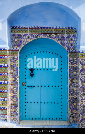 Porte blu nella Medina, Chefchaouen, Marocco Foto Stock