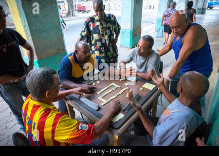 L'Avana, Cuba: un gioco di domino su strada Foto Stock