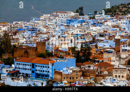 Una vista in alzata della Medina e la città di Chefchaouen, Marocco Foto Stock