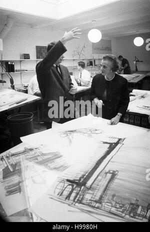 Chloethiel Woodard Smith, Washington, D.C. architetto, presso il suo ufficio, Novembre 1964 Foto Stock