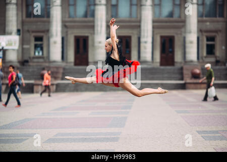 Ballerina facendo si divide in aria Foto Stock