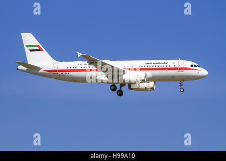 Zurigo/Svizzera luglio10, 2016: Abu Dhabi Amiri volo Airbus A320 l'atterraggio all'aeroporto di Zurigo. Foto Stock